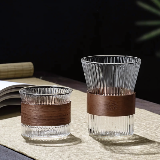 Tasses à thé en verre Akari avec poignée en bois, idéales pour le thé ou le café, style moderne.