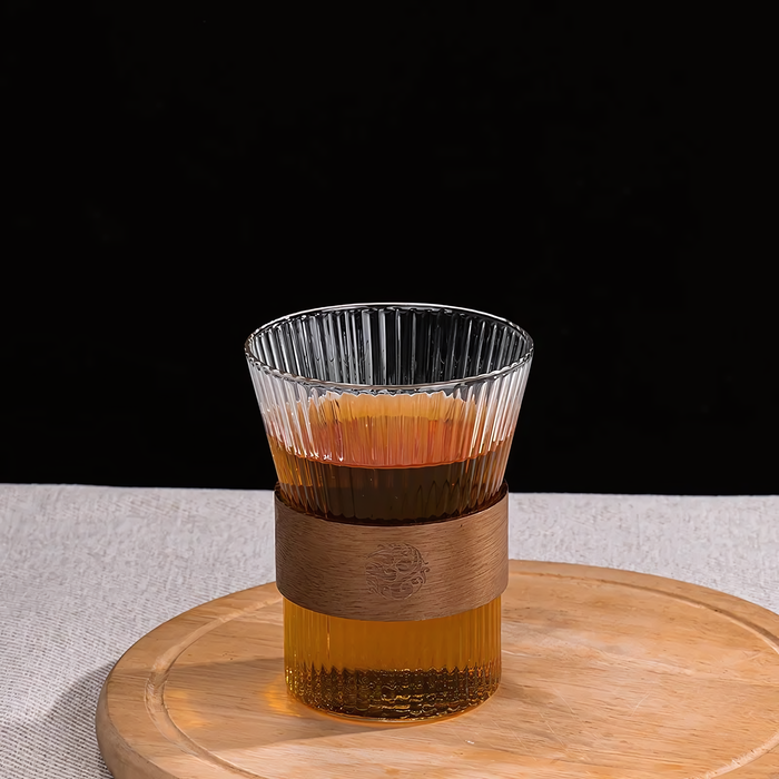 Tasses à thé en verre Akari avec poignée en bois, idéales pour le thé ou le café, style moderne.