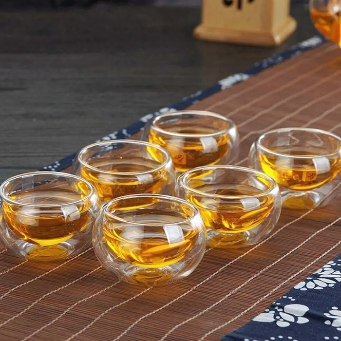 Ensemble de 6 tasses à thé en verre double paroi, parfaites pour le thé chaud ou froid, design minimaliste.