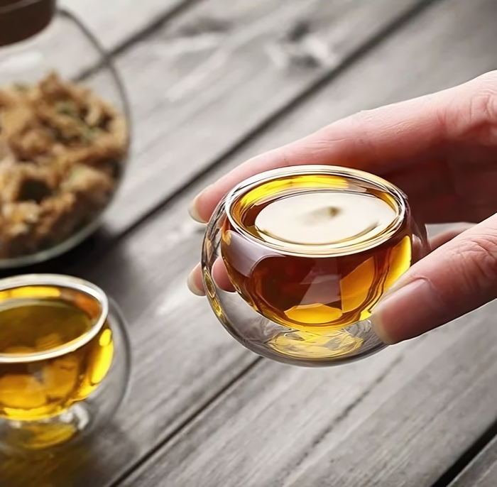 Ensemble de 6 tasses à thé en verre double paroi, parfaites pour le thé chaud ou froid, design minimaliste.