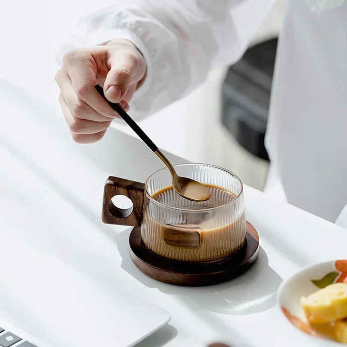 Tasse à thé Hana en verre rainuré avec poignée en bois, sous-verre et cuillère dorée inclus, design moderne.