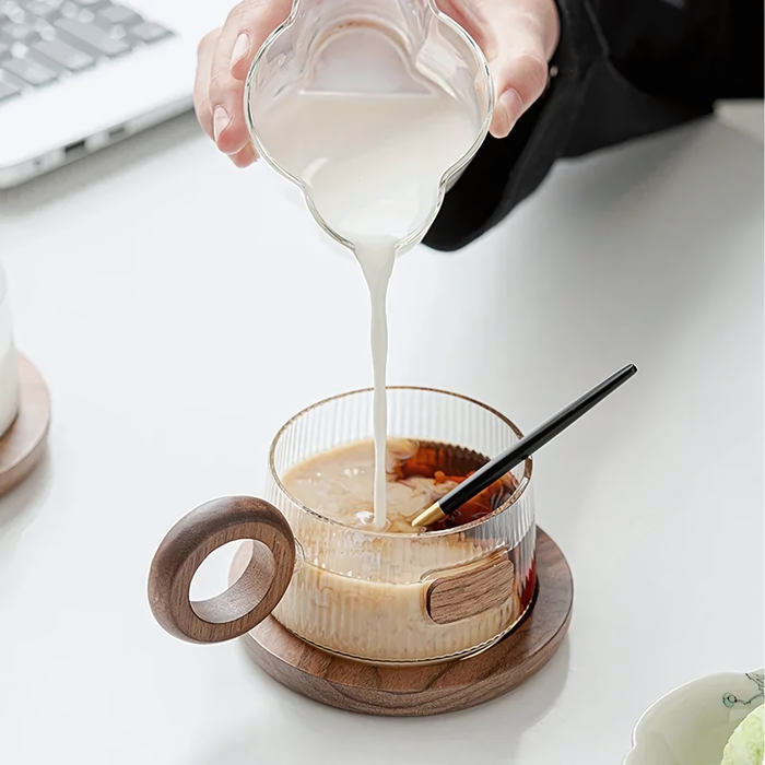 Tasse à thé Hana en verre rainuré avec poignée en bois, sous-verre et cuillère dorée inclus, design moderne.