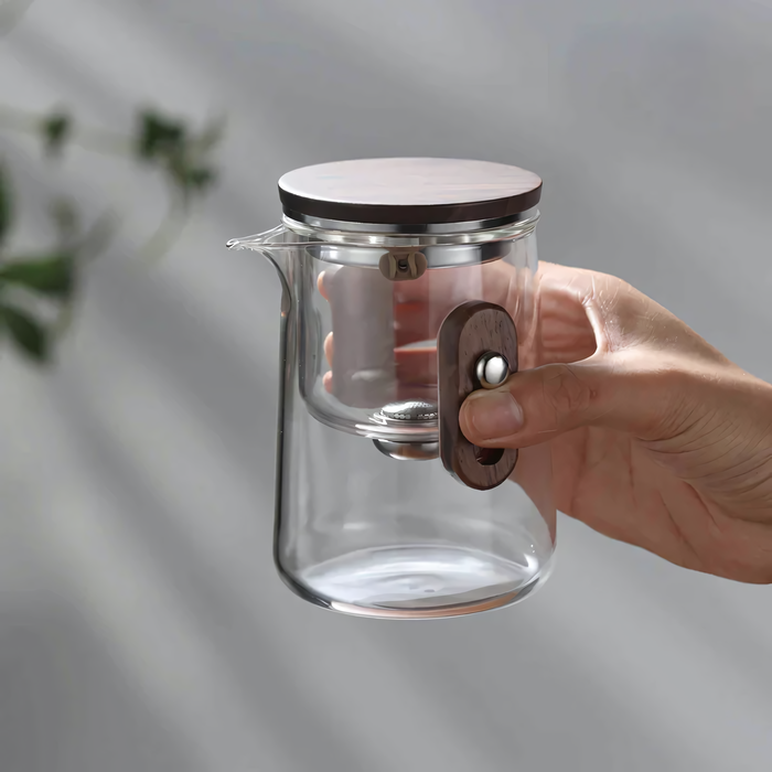 Théière Kaji portable en verre transparent avec infuseur, tasses assorties et pochette de transport élégante.