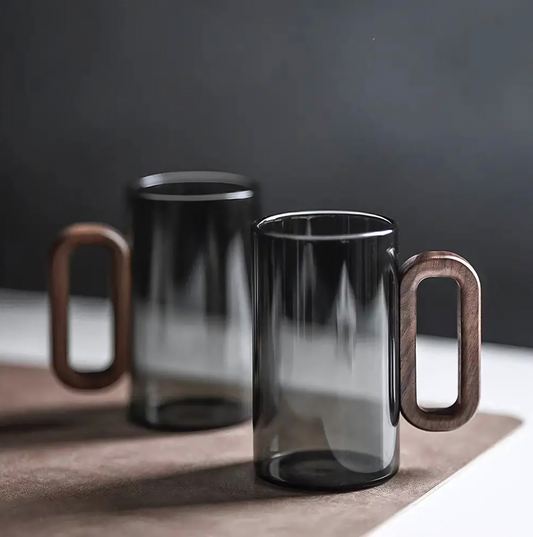 Tasses à thé ou café Kaori, design épuré en verre fumé avec poignées en bois ergonomiques, parfaites pour une ambiance contemporaine.