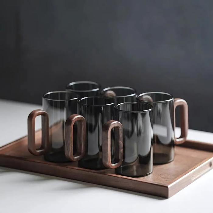 Tasses à thé ou café Kaori, design épuré en verre fumé avec poignées en bois ergonomiques, parfaites pour une ambiance contemporaine.