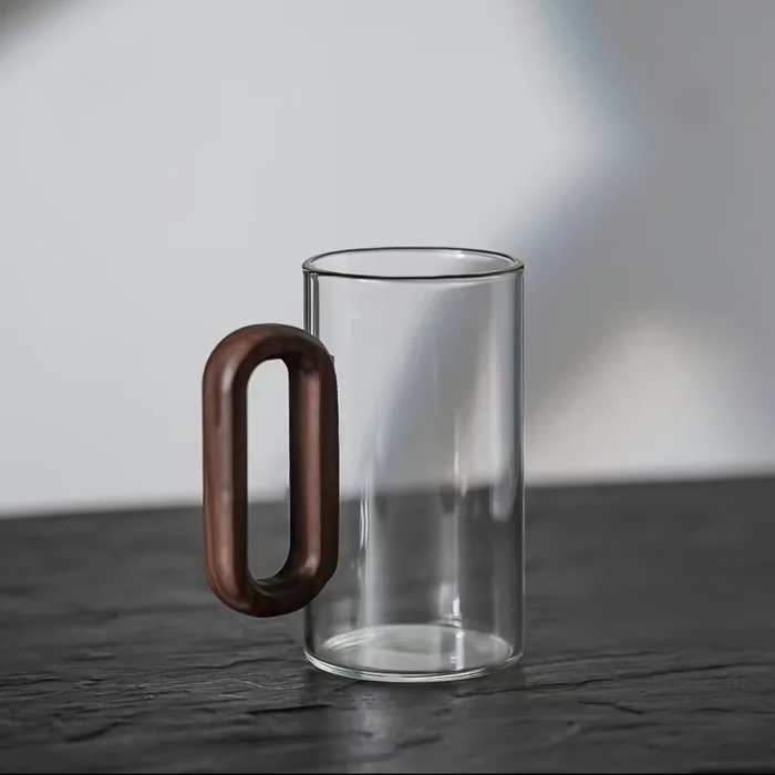 Tasses à thé ou café Kaori, design épuré en verre fumé avec poignées en bois ergonomiques, parfaites pour une ambiance contemporaine.