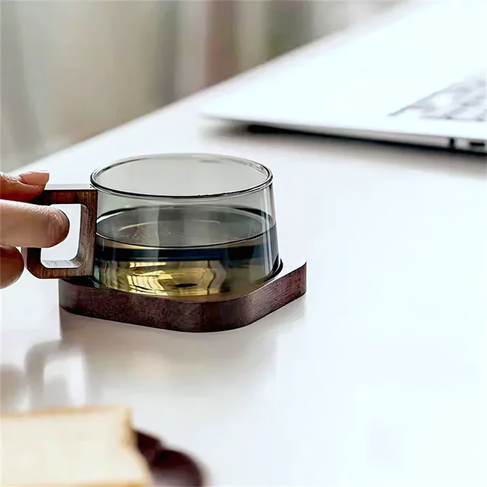 Tasse à thé ou café Kibou, verre transparent avec poignée en bois, sous-verre et cuillère pour une expérience raffinée.