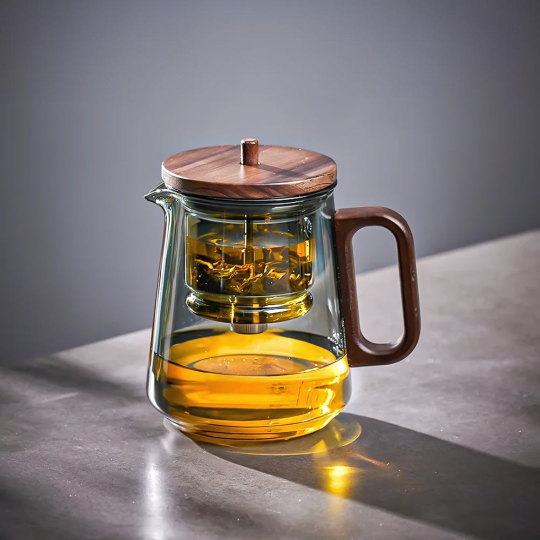 Théière Kumo en verre avec infuseur intégré, poignée et couvercle en bois, idéale pour infuser du thé avec style.