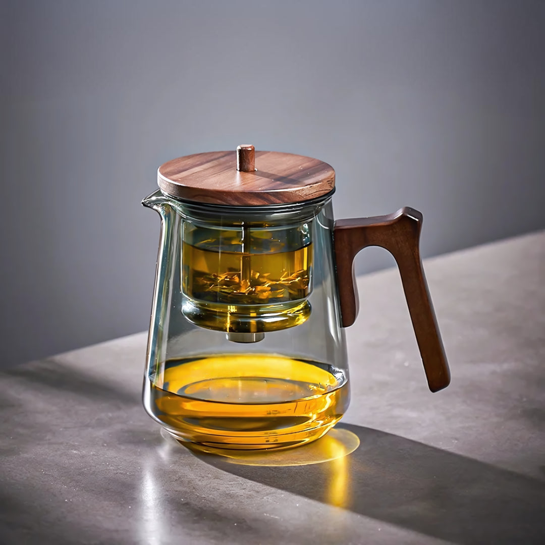 Théière Kumo en verre avec infuseur intégré, poignée et couvercle en bois, idéale pour infuser du thé avec style.