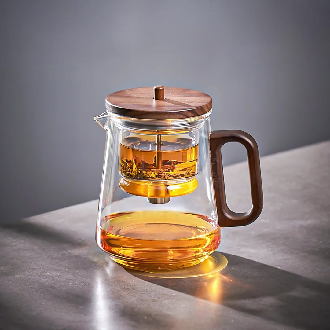 Théière Kumo en verre avec infuseur intégré, poignée et couvercle en bois, idéale pour infuser du thé avec style.