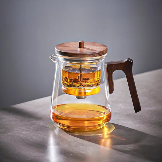 Théière Kumo en verre avec infuseur intégré, poignée et couvercle en bois, idéale pour infuser du thé avec style.