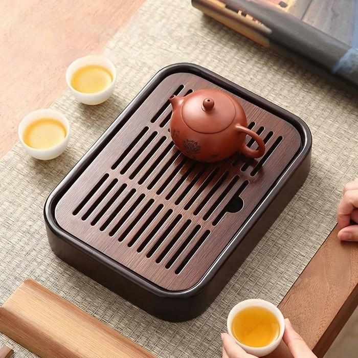 Plateau à thé Mizu en bois, équipé d'une théière en céramique rouge et de tasses blanches, accessoire idéal pour cérémonies de thé.