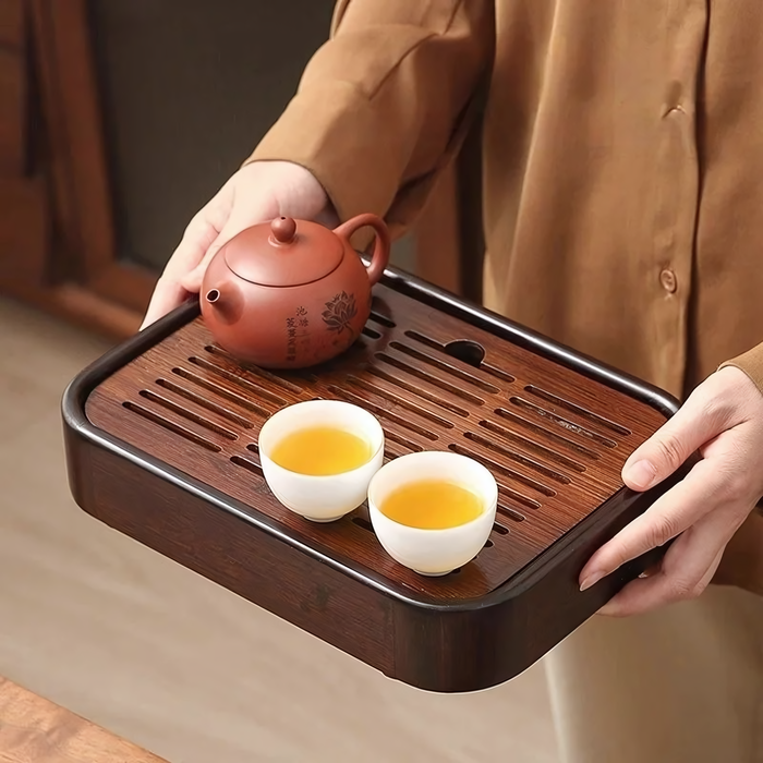 Plateau à thé Mizu en bois, équipé d'une théière en céramique rouge et de tasses blanches, accessoire idéal pour cérémonies de thé.