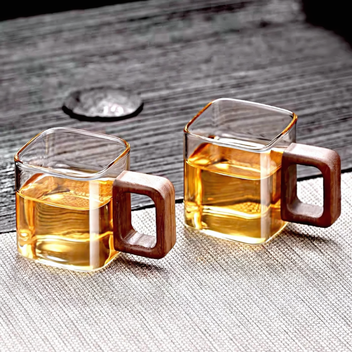 Tasses Satori en verre avec poignées en bois naturel, design moderne et élégant, parfaites pour une expérience de dégustation unique.