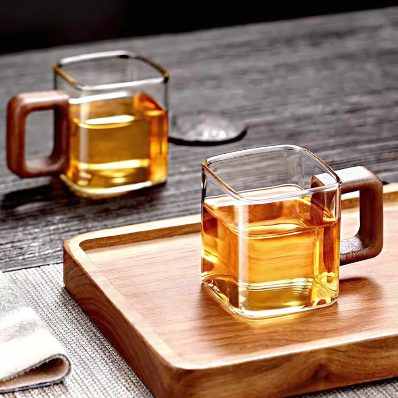 Tasses Satori en verre avec poignées en bois naturel, design moderne et élégant, parfaites pour une expérience de dégustation unique.