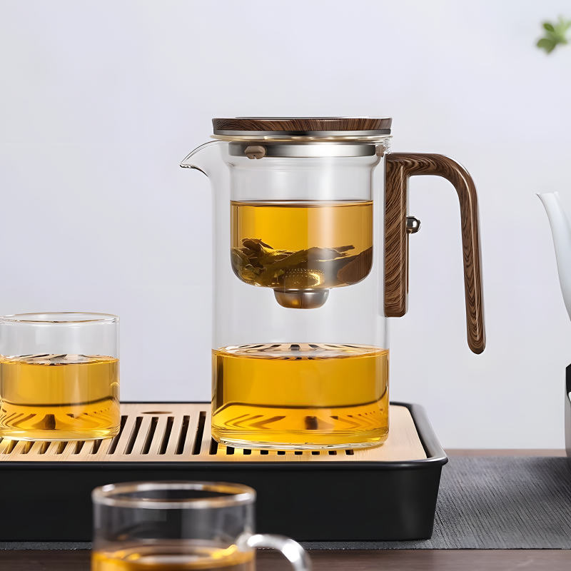 Théière Sensei en verre avec infuseur intégré, poignée en bois, idéale pour une infusion élégante et pratique.