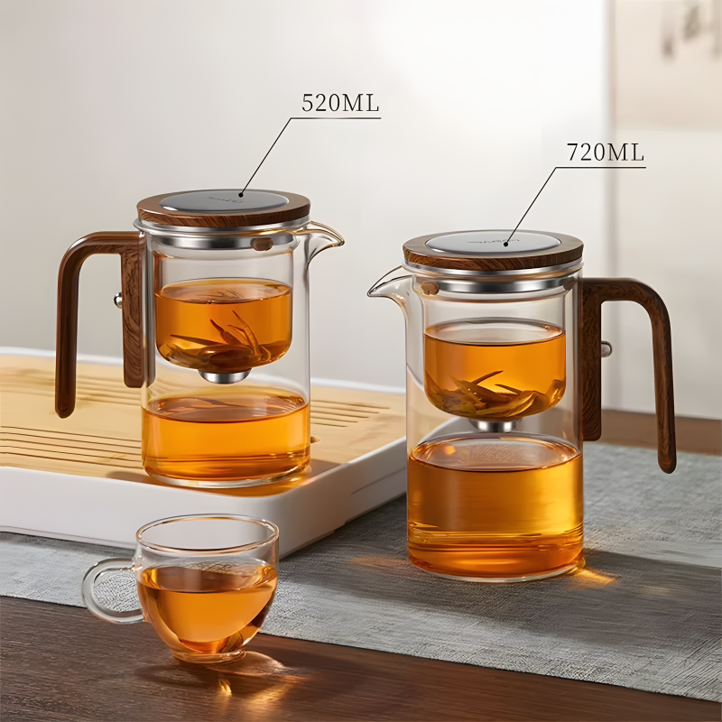 Théière Sensei en verre avec infuseur intégré, poignée en bois, idéale pour une infusion élégante et pratique.