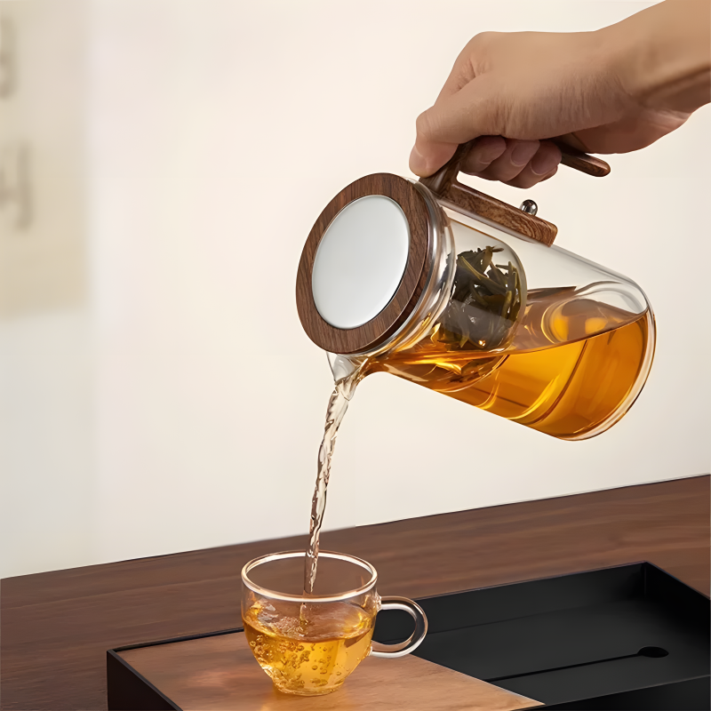 Théière Sensei en verre avec infuseur intégré, poignée en bois, idéale pour une infusion élégante et pratique.