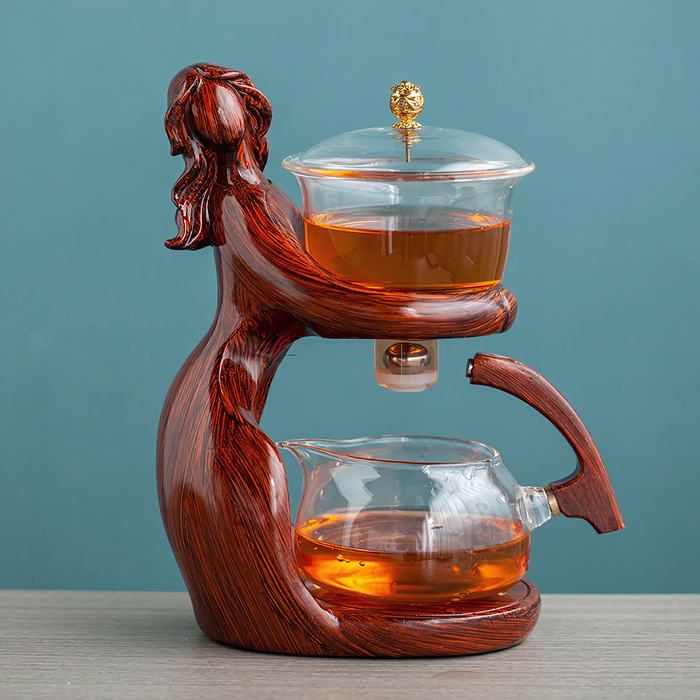 Théière Sora en verre avec base sculptée en bois, design élégant et artistique, parfait pour une expérience de thé raffinée.