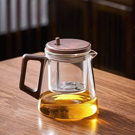 Théière Takara en verre transparent avec poignée et couvercle en bois, infuseur intégré pour une préparation de thé parfaite.