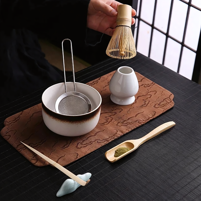 Kit de matcha Yorokobi en céramique avec fouet en bambou, cuillère et tamiseur, présenté dans une boîte élégante pour une préparation de matcha parfaite.