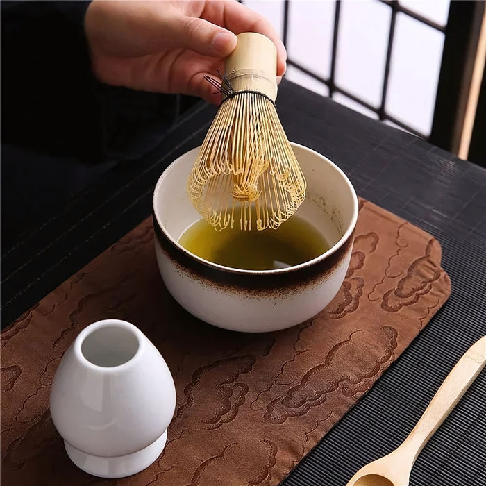 Kit de matcha Yorokobi en céramique avec fouet en bambou, cuillère et tamiseur, présenté dans une boîte élégante pour une préparation de matcha parfaite.