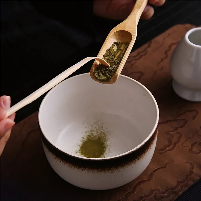 Kit de matcha Yorokobi en céramique avec fouet en bambou, cuillère et tamiseur, présenté dans une boîte élégante pour une préparation de matcha parfaite.