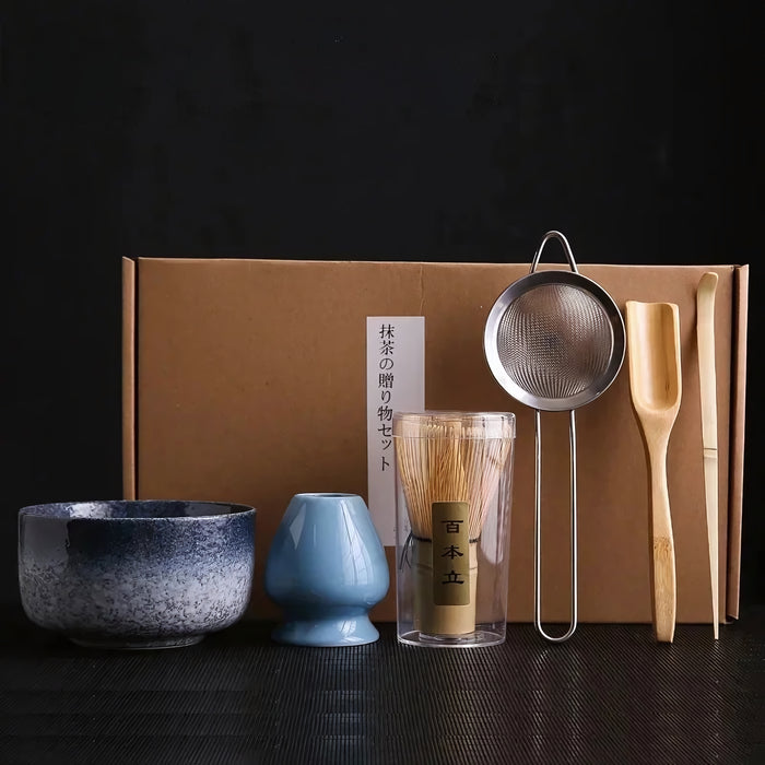 Kit de matcha Yorokobi en céramique avec fouet en bambou, cuillère et tamiseur, présenté dans une boîte élégante pour une préparation de matcha parfaite.