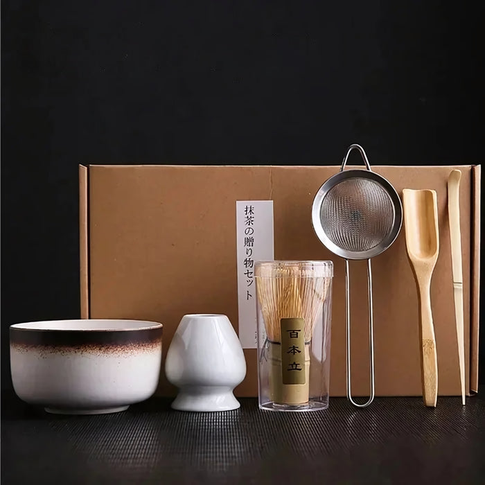 Kit de matcha Yorokobi en céramique avec fouet en bambou, cuillère et tamiseur, présenté dans une boîte élégante pour une préparation de matcha parfaite.