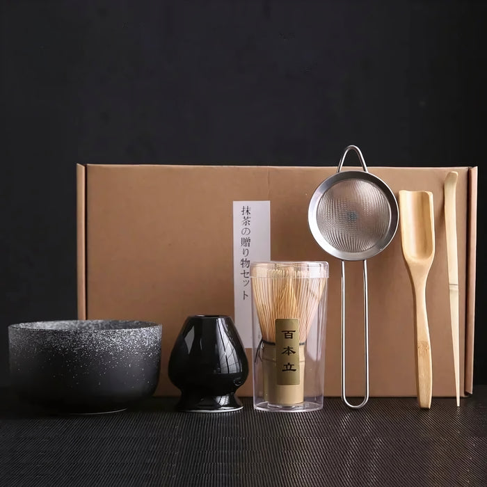 Kit de matcha Yorokobi en céramique avec fouet en bambou, cuillère et tamiseur, présenté dans une boîte élégante pour une préparation de matcha parfaite.