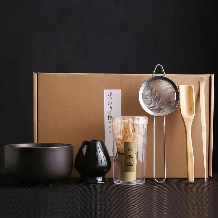 Kit de matcha Yorokobi en céramique avec fouet en bambou, cuillère et tamiseur, présenté dans une boîte élégante pour une préparation de matcha parfaite.