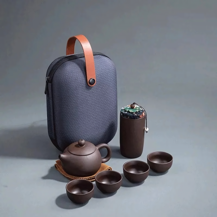 Kit Yuhi en céramique avec théière, tasses, sac de transport et accessoires, parfait pour une expérience de thé pratique et élégante en déplacement.