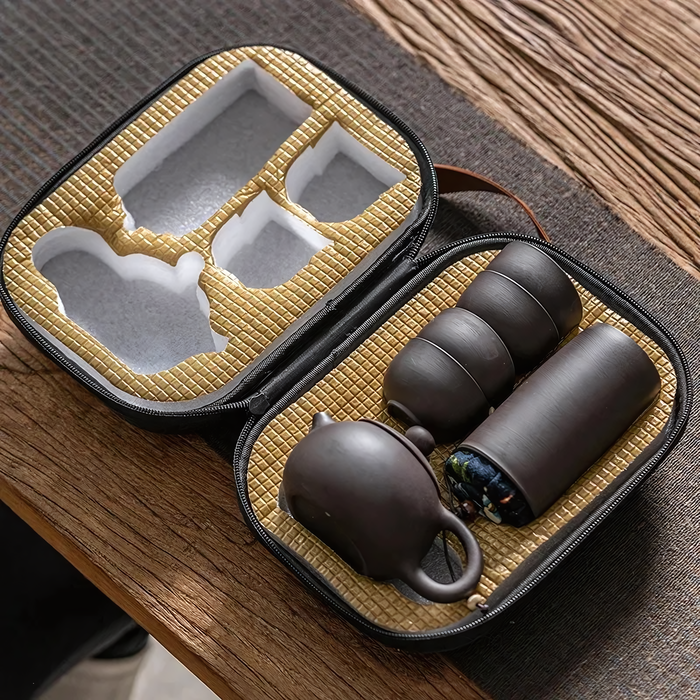 Kit Yuhi en céramique avec théière, tasses, sac de transport et accessoires, parfait pour une expérience de thé pratique et élégante en déplacement.