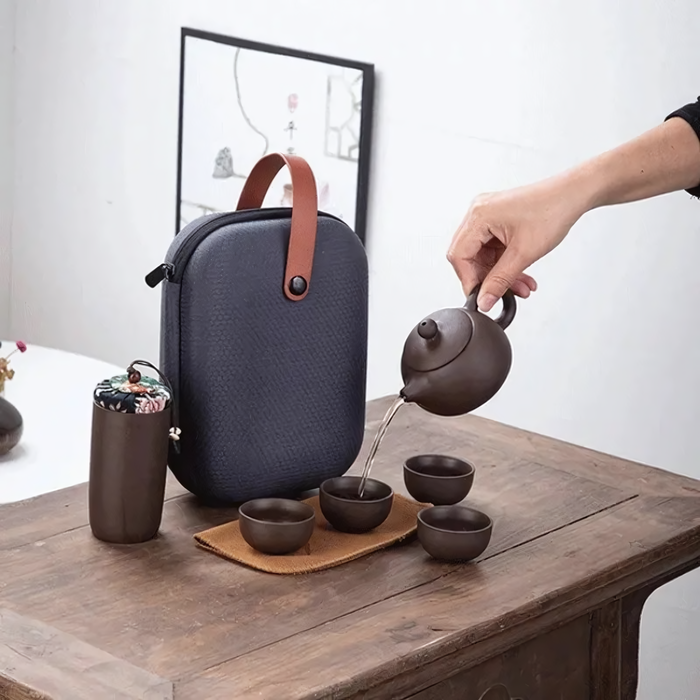 Kit Yuhi en céramique avec théière, tasses, sac de transport et accessoires, parfait pour une expérience de thé pratique et élégante en déplacement.