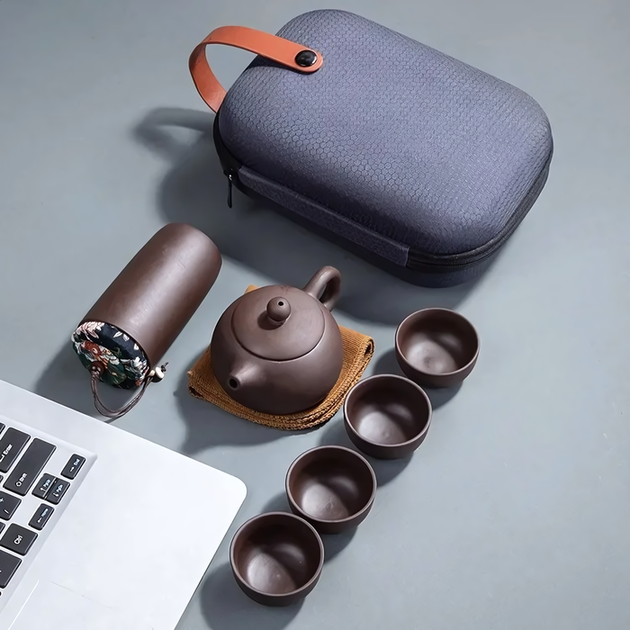 Kit Yuhi en céramique avec théière, tasses, sac de transport et accessoires, parfait pour une expérience de thé pratique et élégante en déplacement.